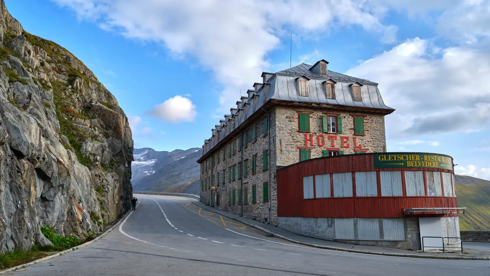 horský hotel zamáčknutý v serpentině