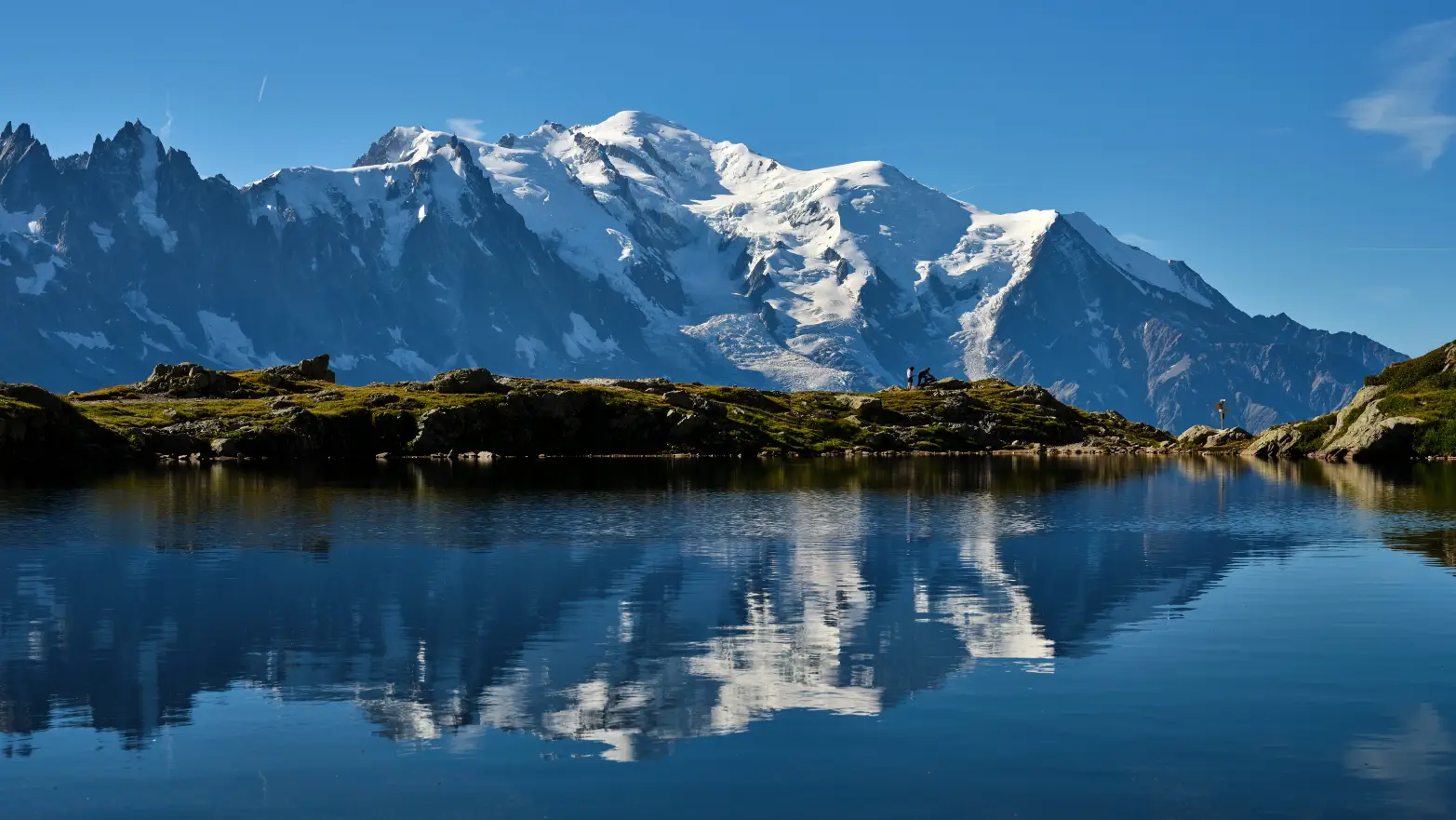 jezero s horami v pozadí