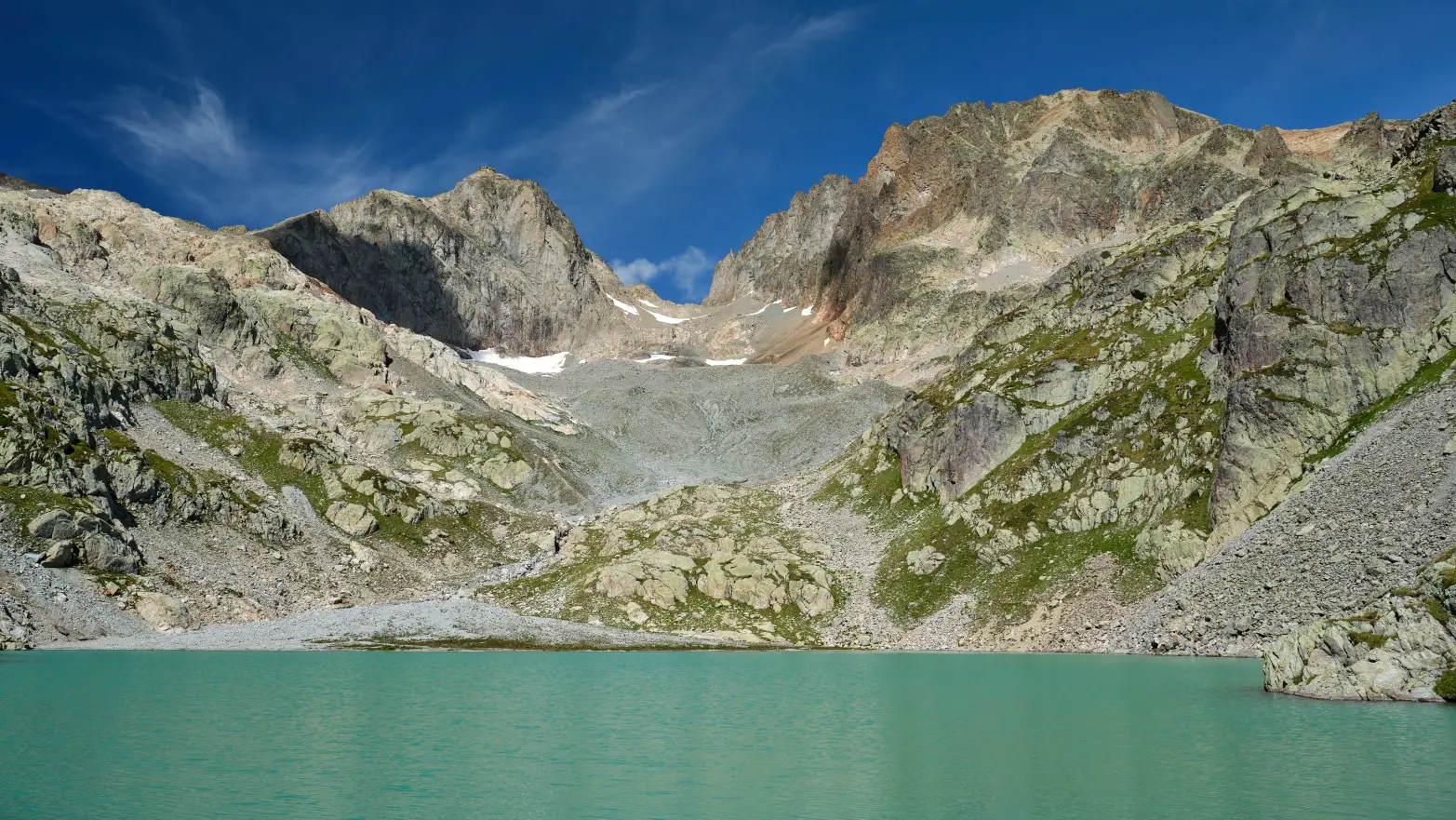 horské jezero pastelové barvy