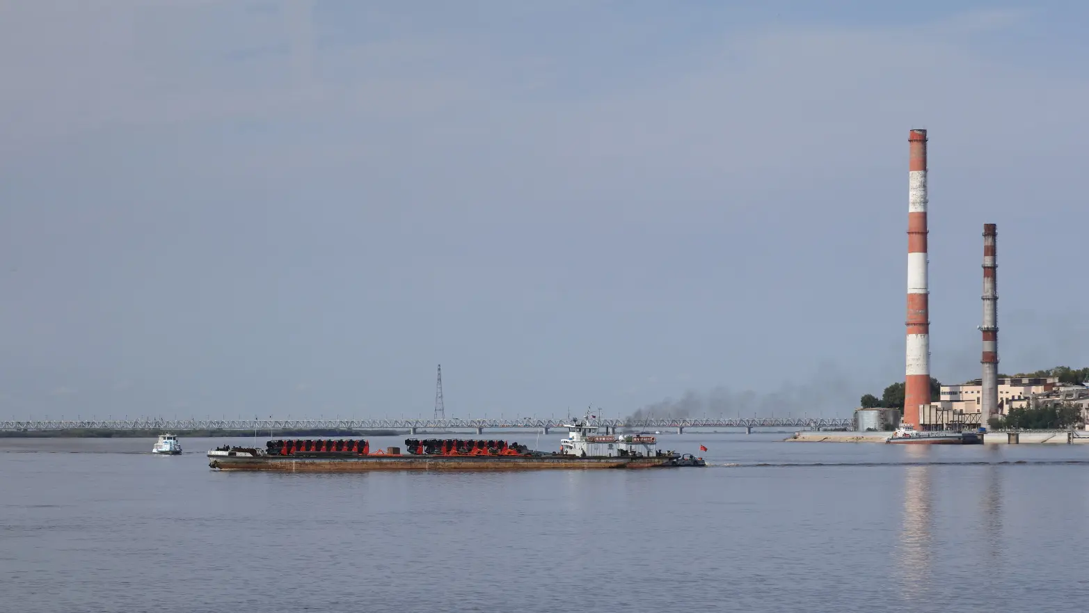 nákladní loď na řece