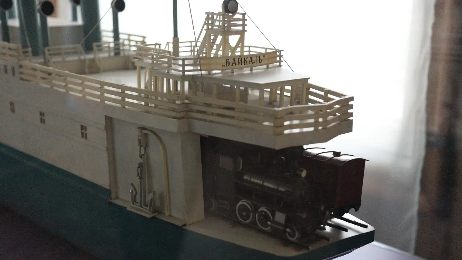model lodi převážející lokomotivu a vagon