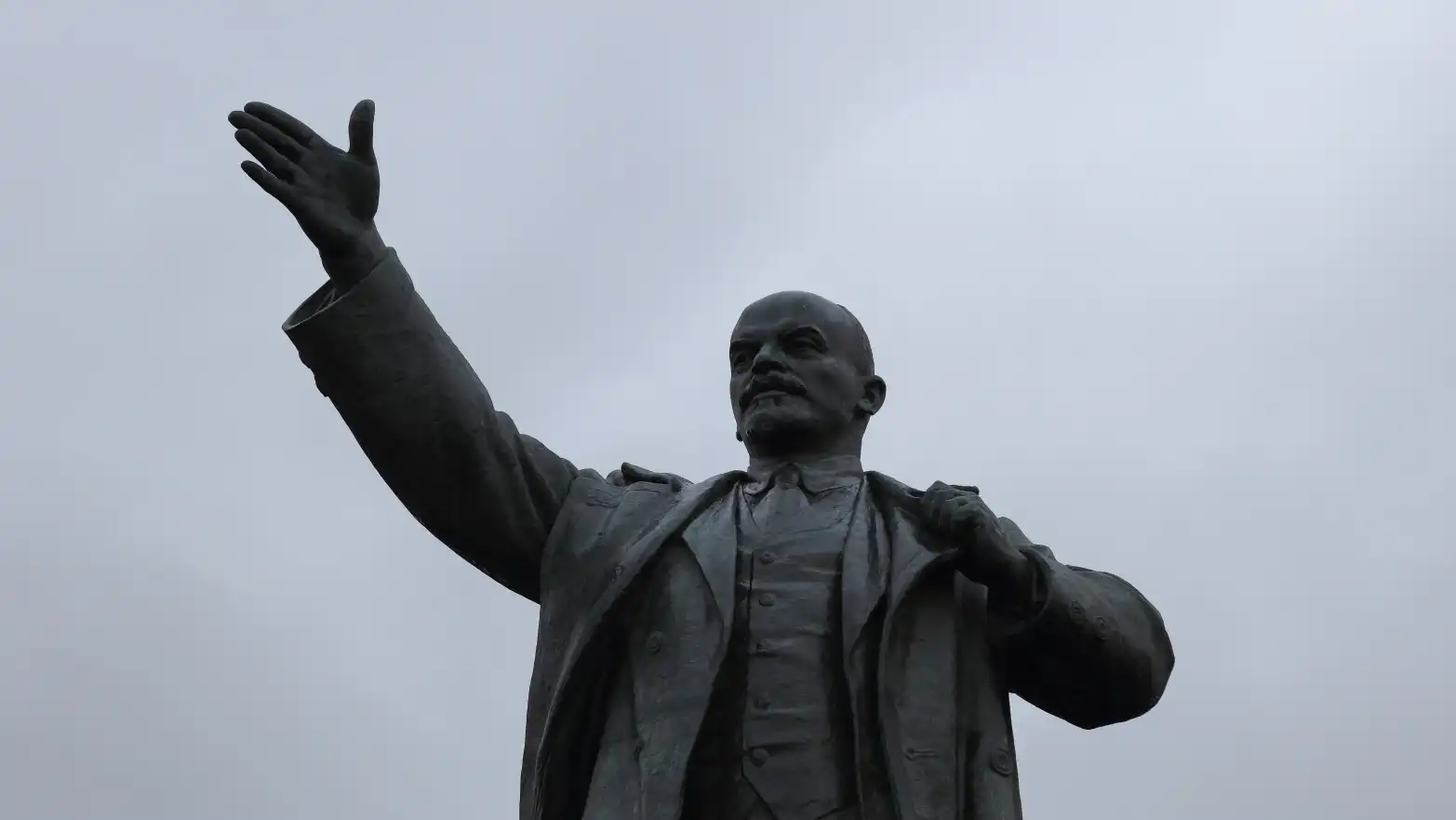 socha Lenina se vztyčenou pravicí