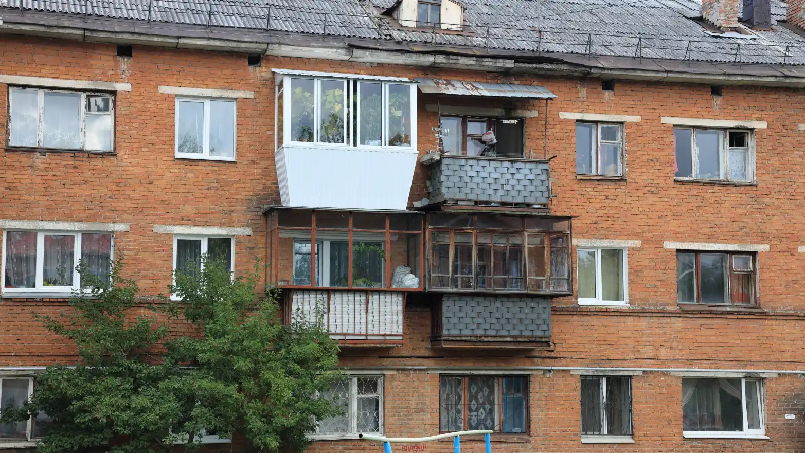 různorodé balkóny na bytovém domě
