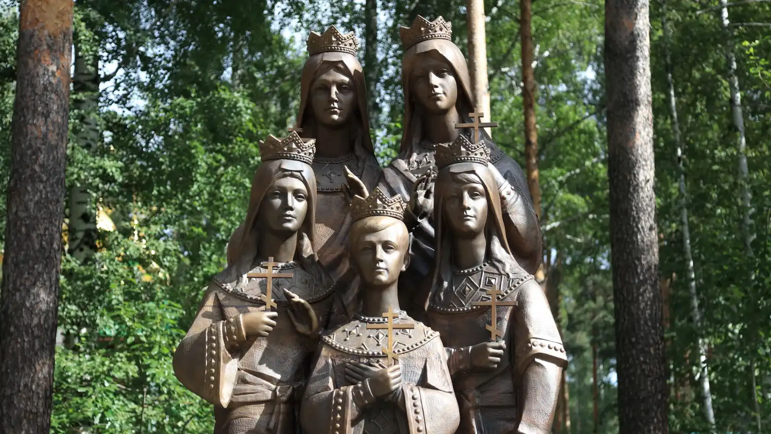 památník vyobrazující pět carských dětí