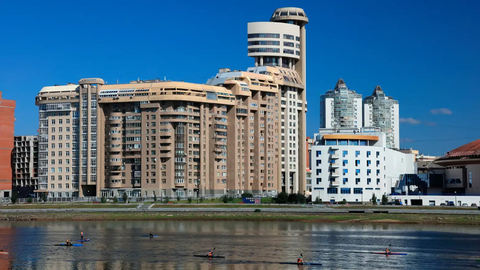 výškové budovy v atypickém sovětském stylu