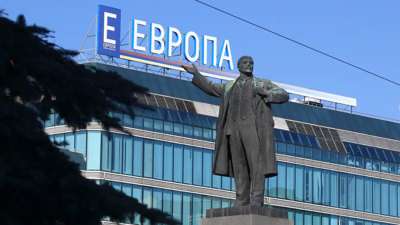 Lenin s rukou zdvyženou k nápisu Evropa