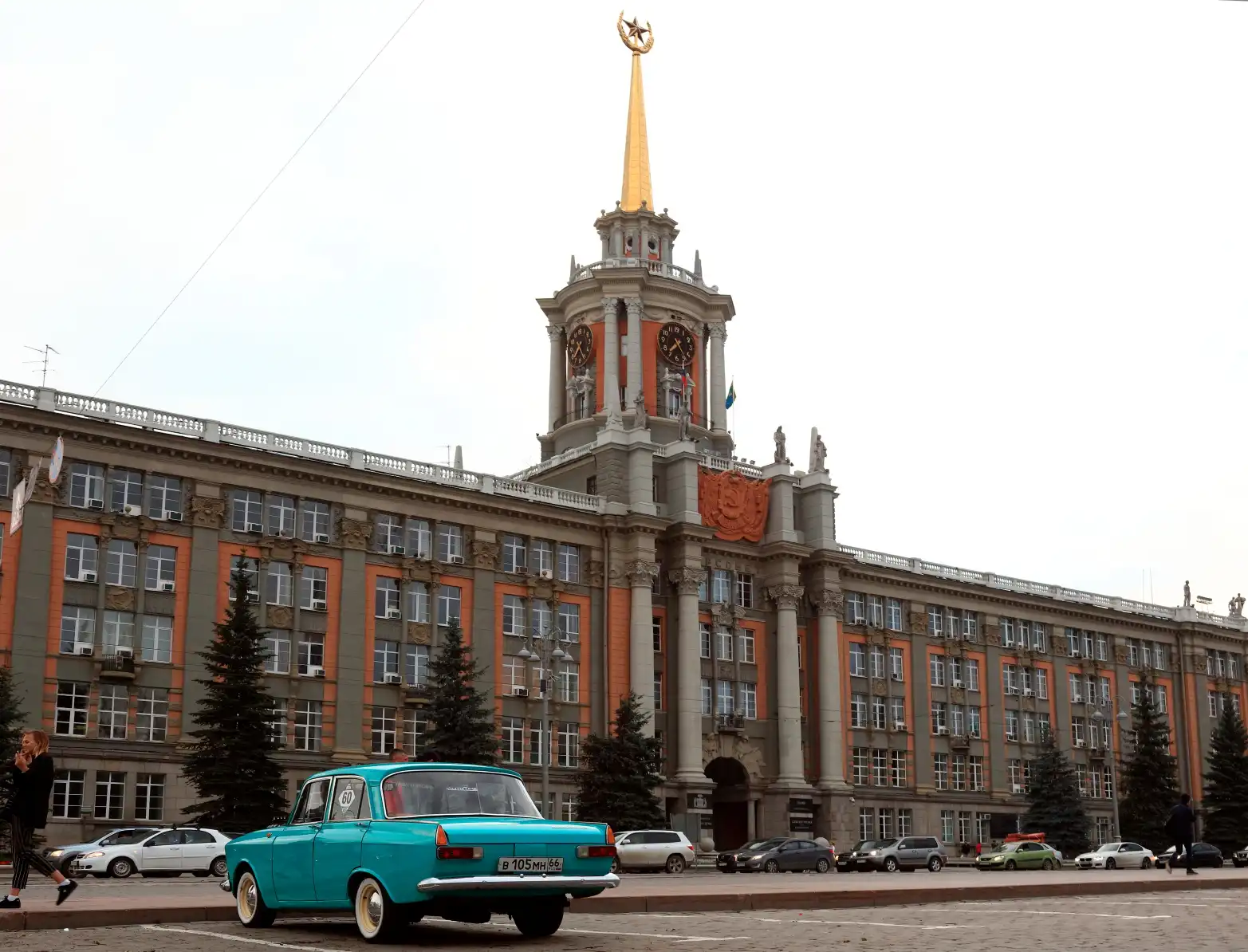budova radnice se zlatou, sovětskou hvězdou na střeše