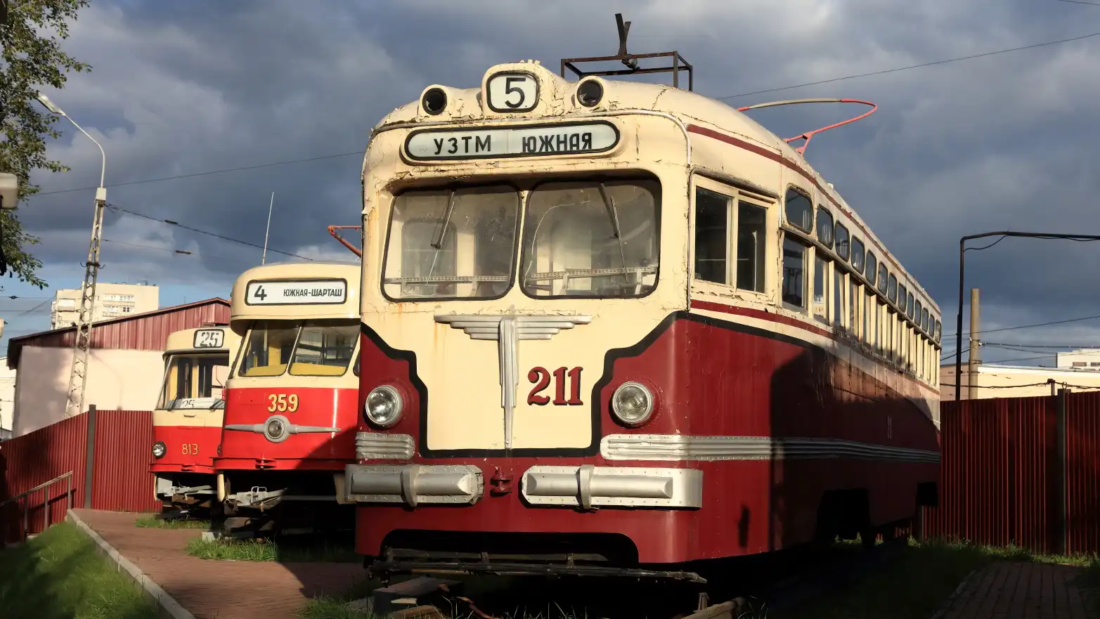 tři tramvaje z různých historických období