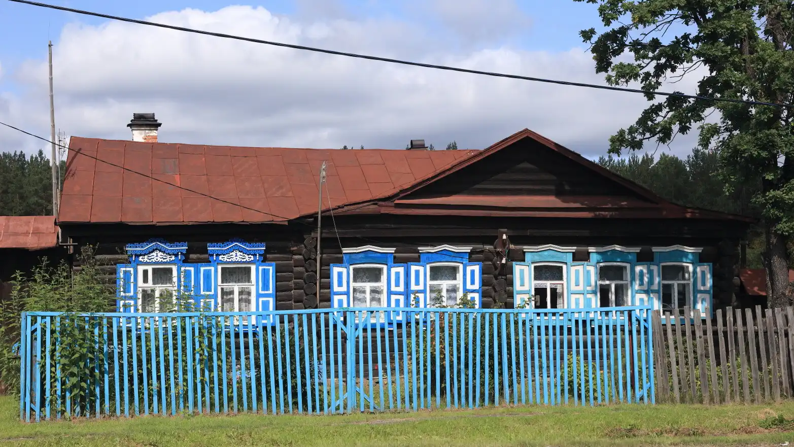 dřevěný dům s modrými okenicemi