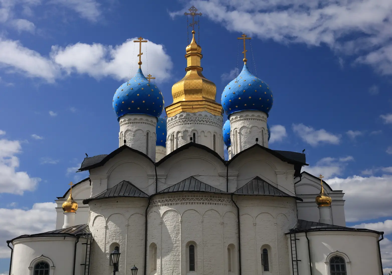 kostel s modro-zlatými věžičkami