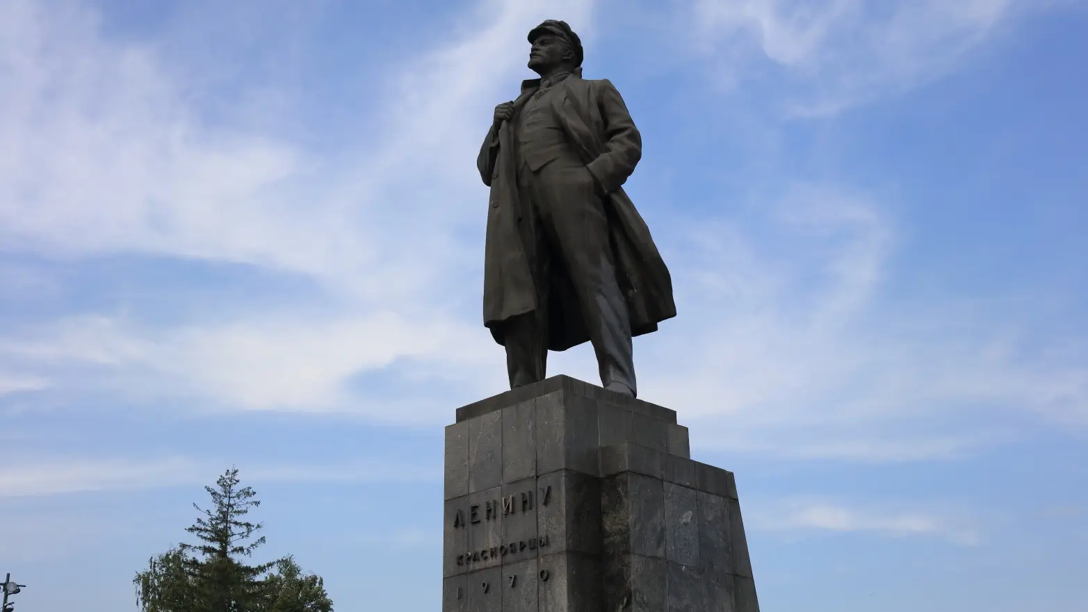 socha Lenina na vysokém podstavci
