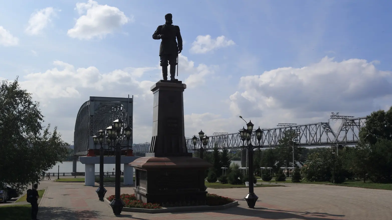 pomník Alexandru III. s novým mostem přes řeku v pozadí