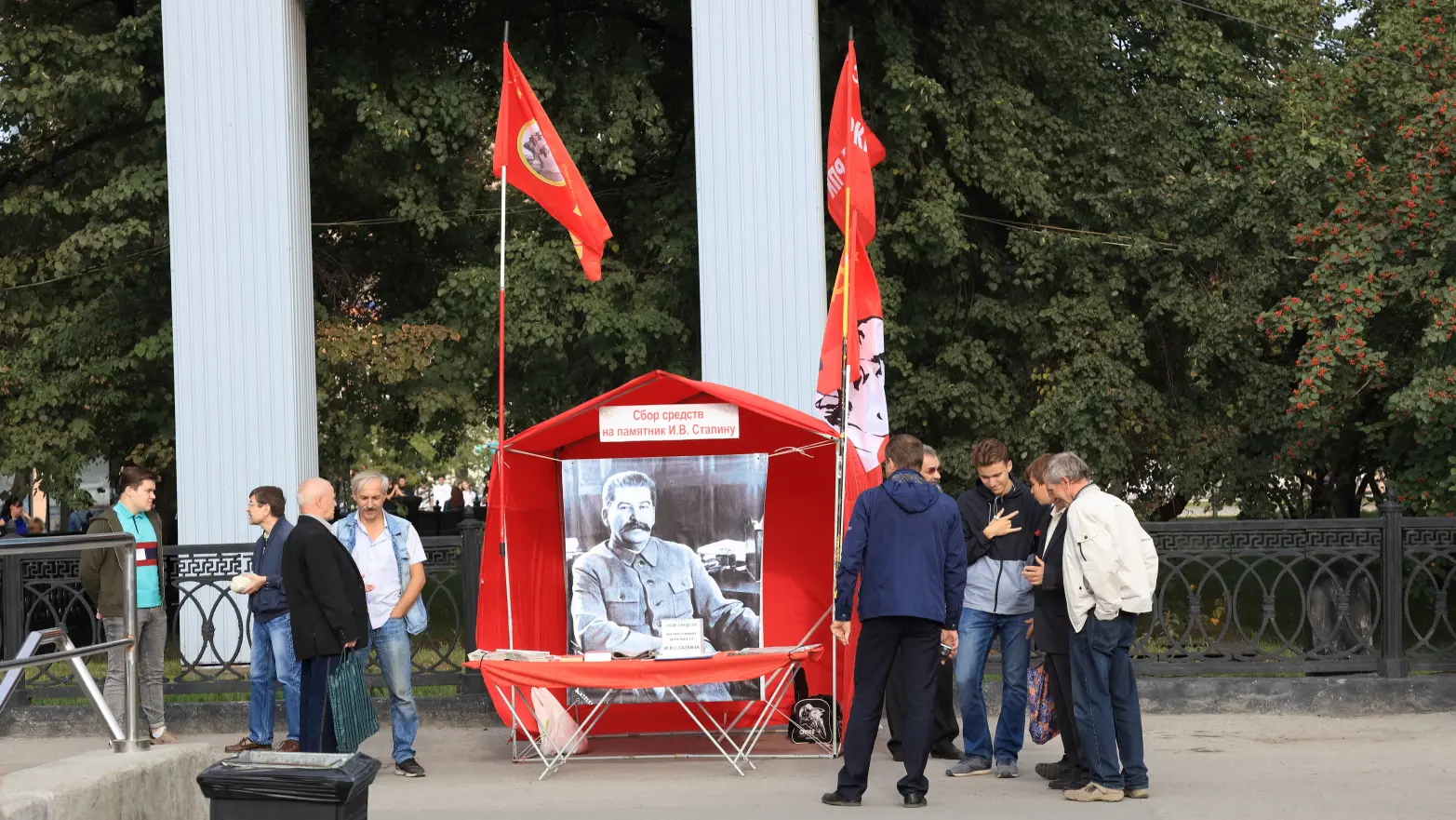 rudý petiční stánek s velkou Stalinovou fotografií