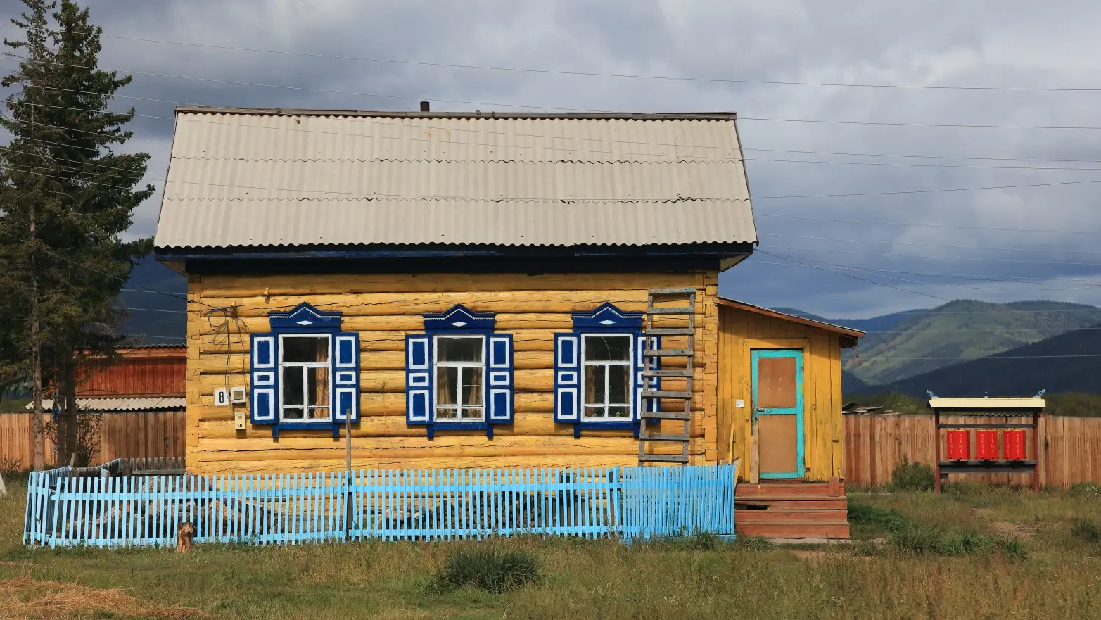 žlutý dřevěný domek