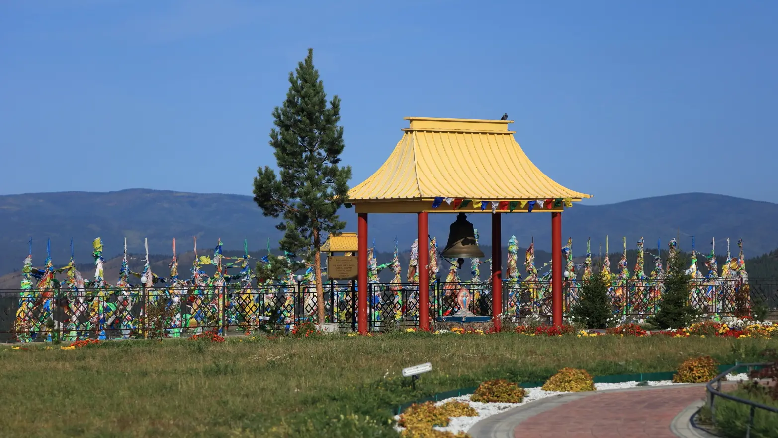 buddhisttocká zvonice a molitební šátky
