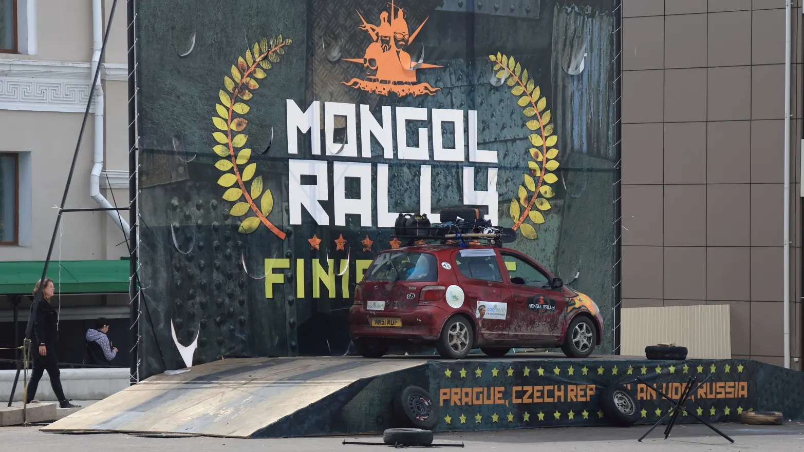 platforma pro auta s velkým nápisem Mongol rally