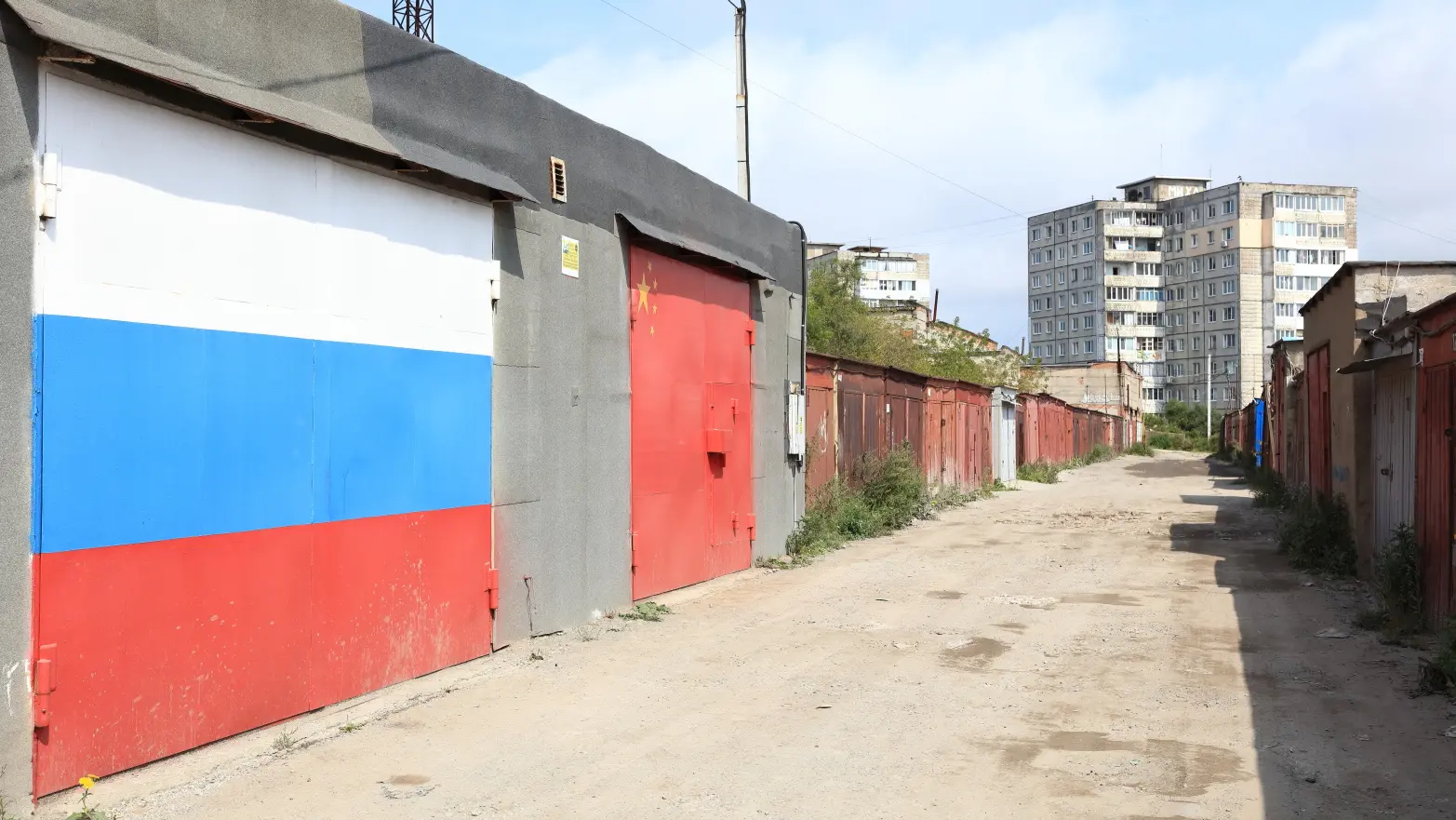 garážová vrata s ruskou respektive čínskou vlajkou