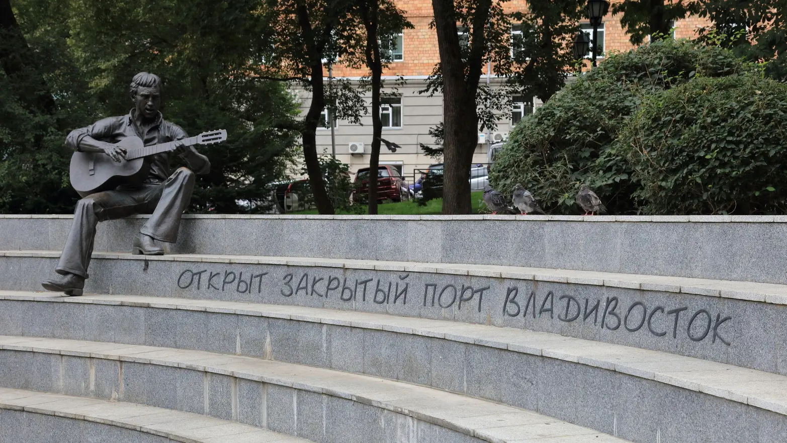 socha Vladimira Vysockého s citátem v ruštině
